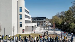 Schüler beziehen die neue Main-Taunus-Schule