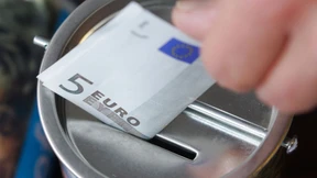 Weniger Deutsche spenden Geld