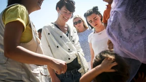 „Game of Thrones“-Stars besuchen Flüchtlinge in Griechenland