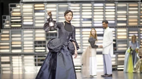 Gefangene in einem leeren Brunnen