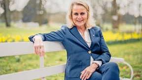 Anhängerin vernünftiger Grautöne