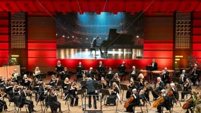 Zugeschaltet aus Island ist der Pianist