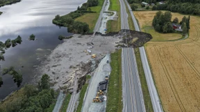 Erdrutsch reißt Krater in Fernstraße — Rettungsaktion eingestellt