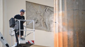 Reinigung des Brandenburger Tors kostet 35.000 Euro