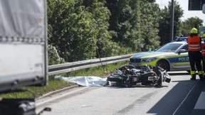 Motorradfahrer stirbt bei Kollision mit Lastwagen