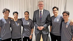 Sie tragen Teamkleidung, aber keine Kopftücher