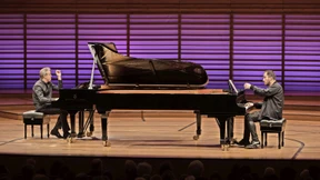 Wie er den Klavierstuhl zurechtrückt!