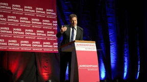 Draußen dicke Luft, drinnen rasch Beifall