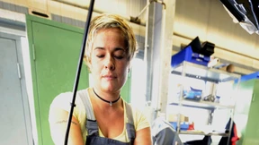 Autowerkstatt bei Paris spricht gezielt weibliche Kundschaft an