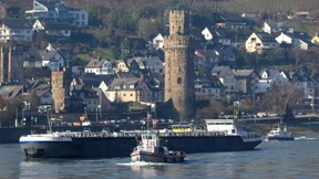 Gift-Tanker Emma aus Rhein gezogen
