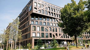 Fußball auf dem Dach und Hühner im Hof