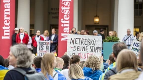Netrebko-Auftritt zwischen Protest und Sektlaune