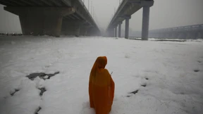 Schaum bedeckt Neu-Delhis Gewässer