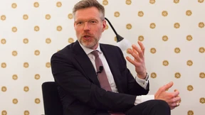 Wirbelwind zwischen Bankentürmen