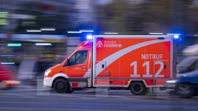 Frau in Berlin auf offener Straße erstochen – Täter flüchtig