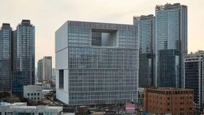 Schwebender Koloss mit zartweißer Haut