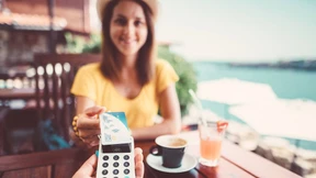 Wie zahle ich im Ausland am besten?