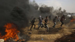 Palästinenser tragen Jugendlichen zu Grabe