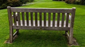 Seniorin hinterlässt Trickbetrügern ihr Geld auf einer Parkbank