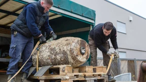 Filigranarbeit an der Fliegerbombe