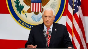 Amerikas Botschafter in Israel posiert mit Fotomontage