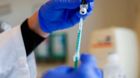 Impfungen in Arztpraxen zunächst nur mit Biontech