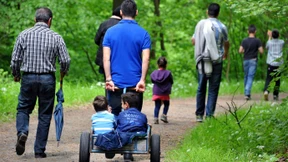 Mit Bier, Bollerwagen - und Familie