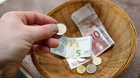 Her mit den Spenden!