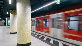 Wie eine ins Gleisbett geschubste Frau weiter leidet