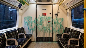 Banksy bemalt Londoner U-Bahn vor den Augen der Passagiere