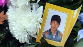 „Als ob man gegen einen Fußball tritt“