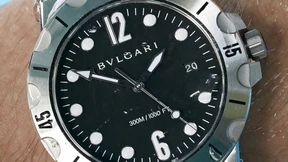 Diese Uhr ist cool am Pool