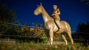 Reiterstandbild der scheidenden Bundeskanzlerin