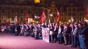 Zehntausende Menschen bei Pegida und Gegenprotesten