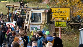 Hunderte demonstrieren gegen Tagebau