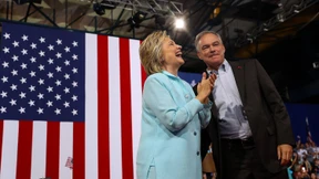 Clinton zeigt ihren „langweiligen“ Vize-Kandidaten