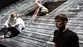 Weiße Kreide auf schwarzen Brettern