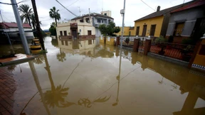 Heftige Regenfälle spülen Dutzende Autos weg