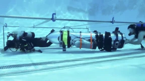 Elon Musk trifft mit Mini-U-Boot im Gepäck bei Höhle ein