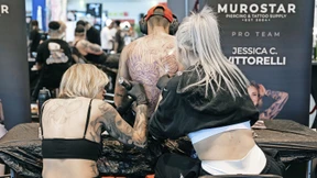 Ein Star-Tätowierer und viel nackte Haut