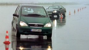 Treffen sich zwei A-Klasse-Fahrer: Gehen wir einen kippen?