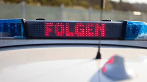 Autofahrerin rammt Streifenwagen