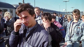 Staunend blicken die Kinder auf die vielen Schokoladetafeln