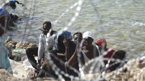 Flüchtlinge kämpfen in der Wüste ums Überleben