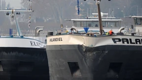 Zwei Frachtschiffe auf dem Rhein kollidiert