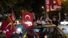 Freudenschüsse, Autokorsos und eine erschütterte Opposition