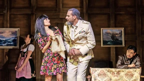 Der Papagei ist schon ein schräger Vogel