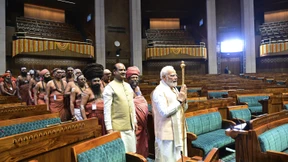 Modi weiht neues Parlament ein