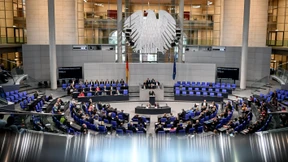 Bundestag beschließt „Abwehrschirm“ über 200 Milliarden