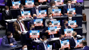 AfD-Fraktion hält Protestschilder im Bundestag hoch